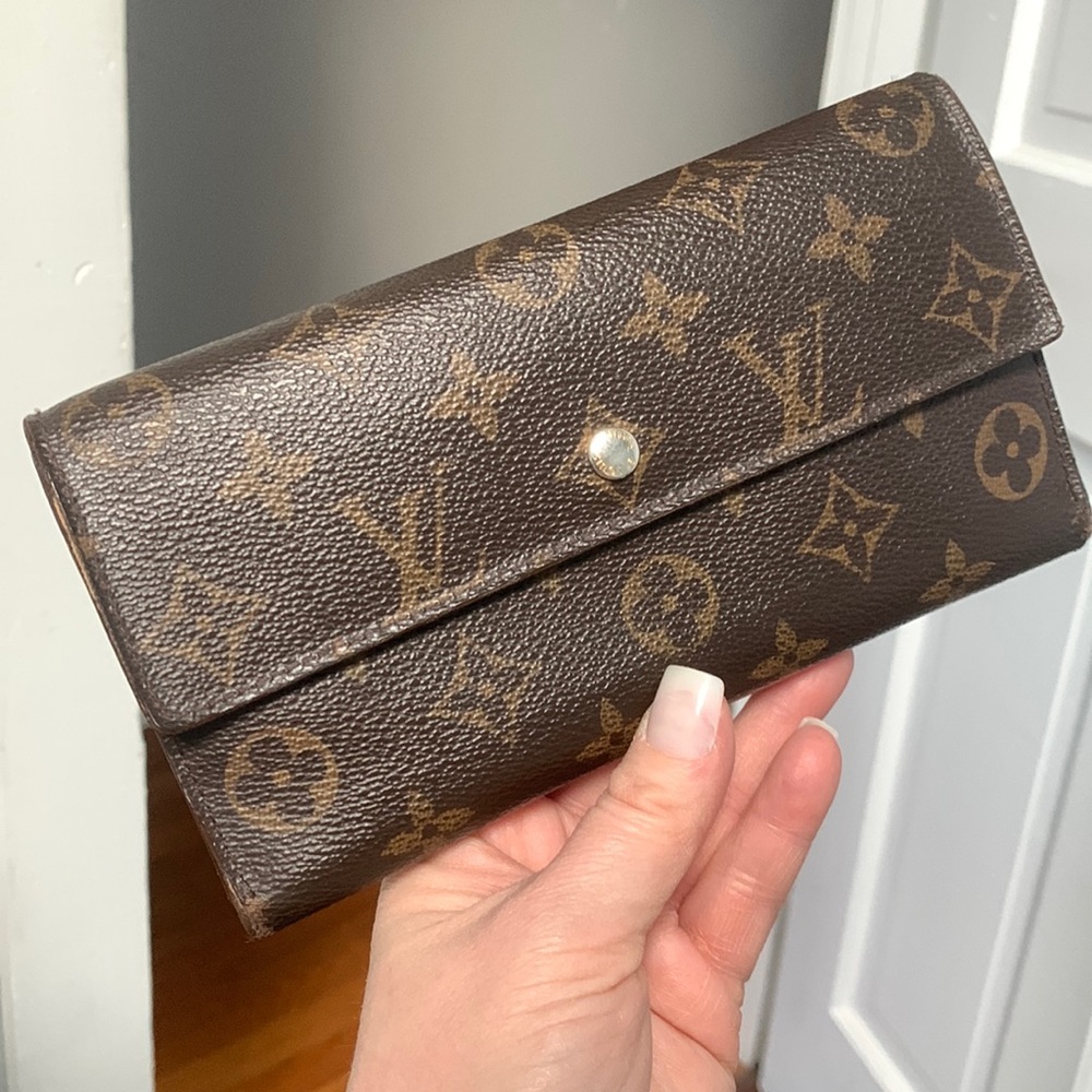 2011 authentic Louis Vuitton international wallet - poor edges and corners